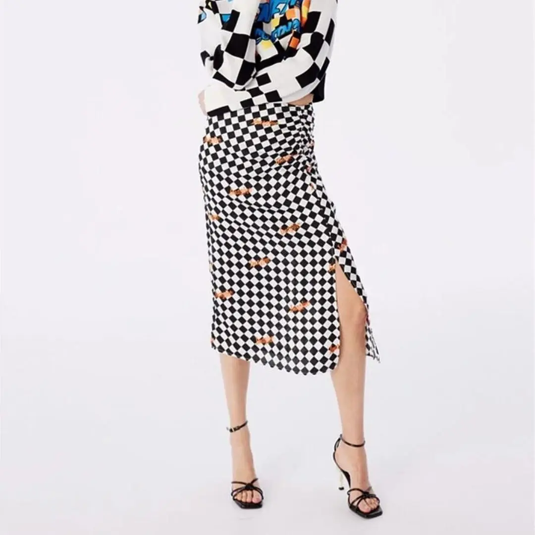 Twist Marka Orta Bel Kadın Kareli Midi Etek adlı bu şık parça, gardırobunuza hareket katacak. Orta bel kısmından başlayıp diz hizasına kadar uzanan bu etek, günlük ve özel günlerde rahatlıkla kullanabileceğiniz bir parça olacak. Bu eteğin kareli deseni, modern ve şık bir görünüm sunarken, midi boyu ise hem feminen hem de sade bir tarz oluşturmanıza olanak tanır. Kaliteli kumaşı ile günlük giyimde rahatlık sağlarken, aynı zamanda özel anlarda da zarif bir görünüm elde etmenizi sağlar. Orta bel tasarımı, konforlu bir giyim deneyimi sunar Kareli desen, modern ve şık bir görünüm sunar Midi boy, feminen ve sade bir tarz oluşturmanızı sağlar Kaliteli kumaş, gün boyu rahatlık sağlar Zarif detaylar, özel anlarda şık bir görünüm sunar